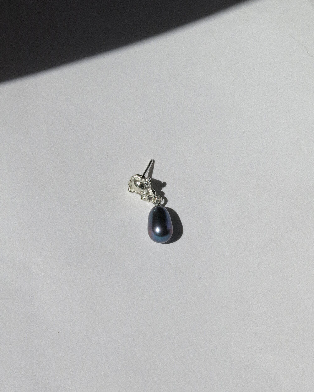 Eduardus single earring / dark rainbow pearl
